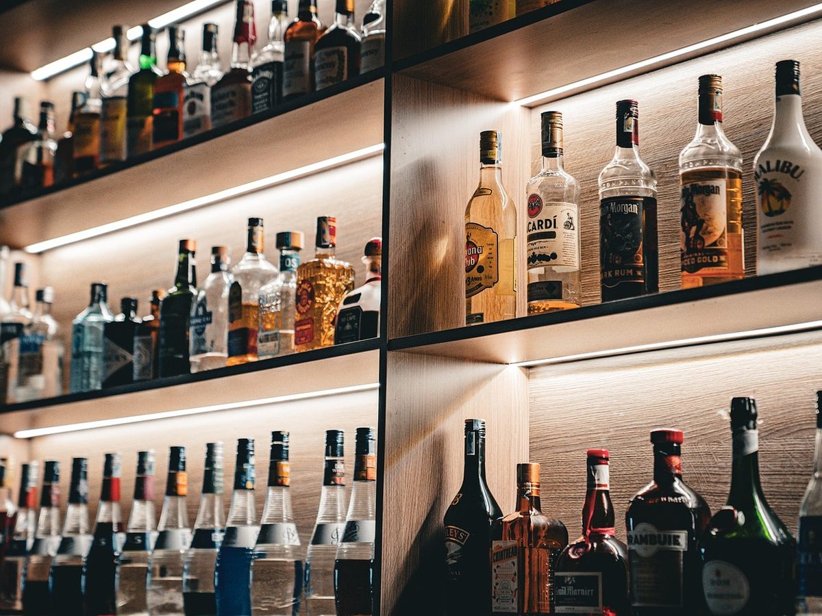 Półki baru Molo Lounge w Riva Monte