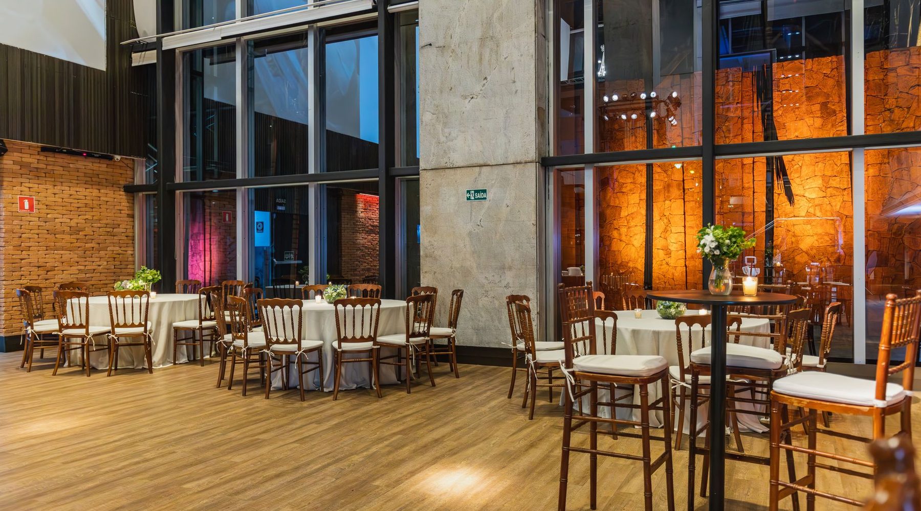 Elegancka sala restauracji Riva Monte w Sopocie o zmierzchu